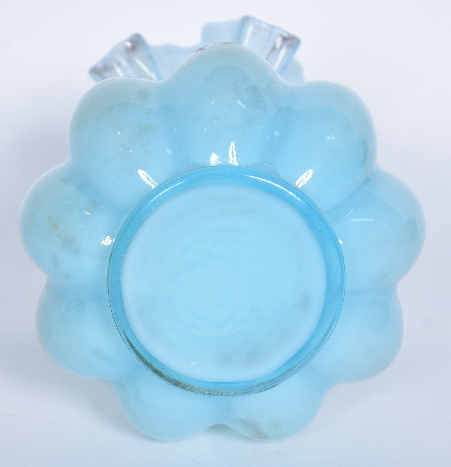 Vaso de vidro opalinado azul trabalhado em gomos e decorado com... - foto 6 de 8