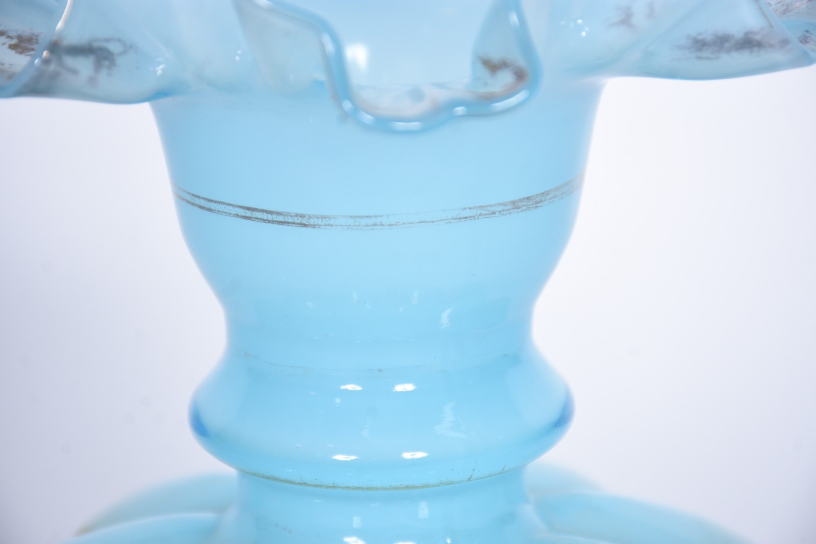 Vaso de vidro opalinado azul trabalhado em gomos e decorado com... - foto 7 de 8