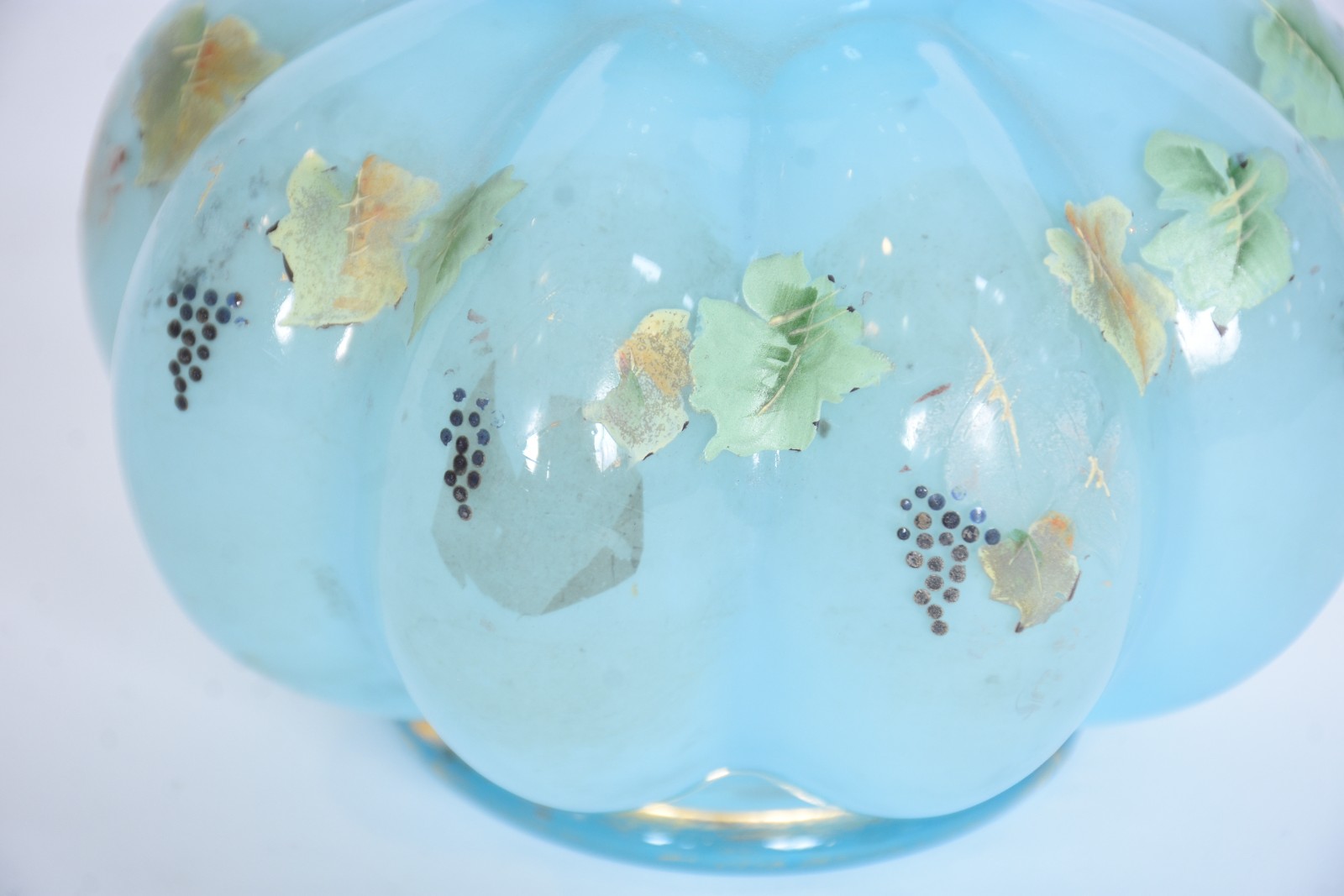 Vaso de vidro opalinado azul trabalhado em gomos e decorado com... - foto 8 de 8