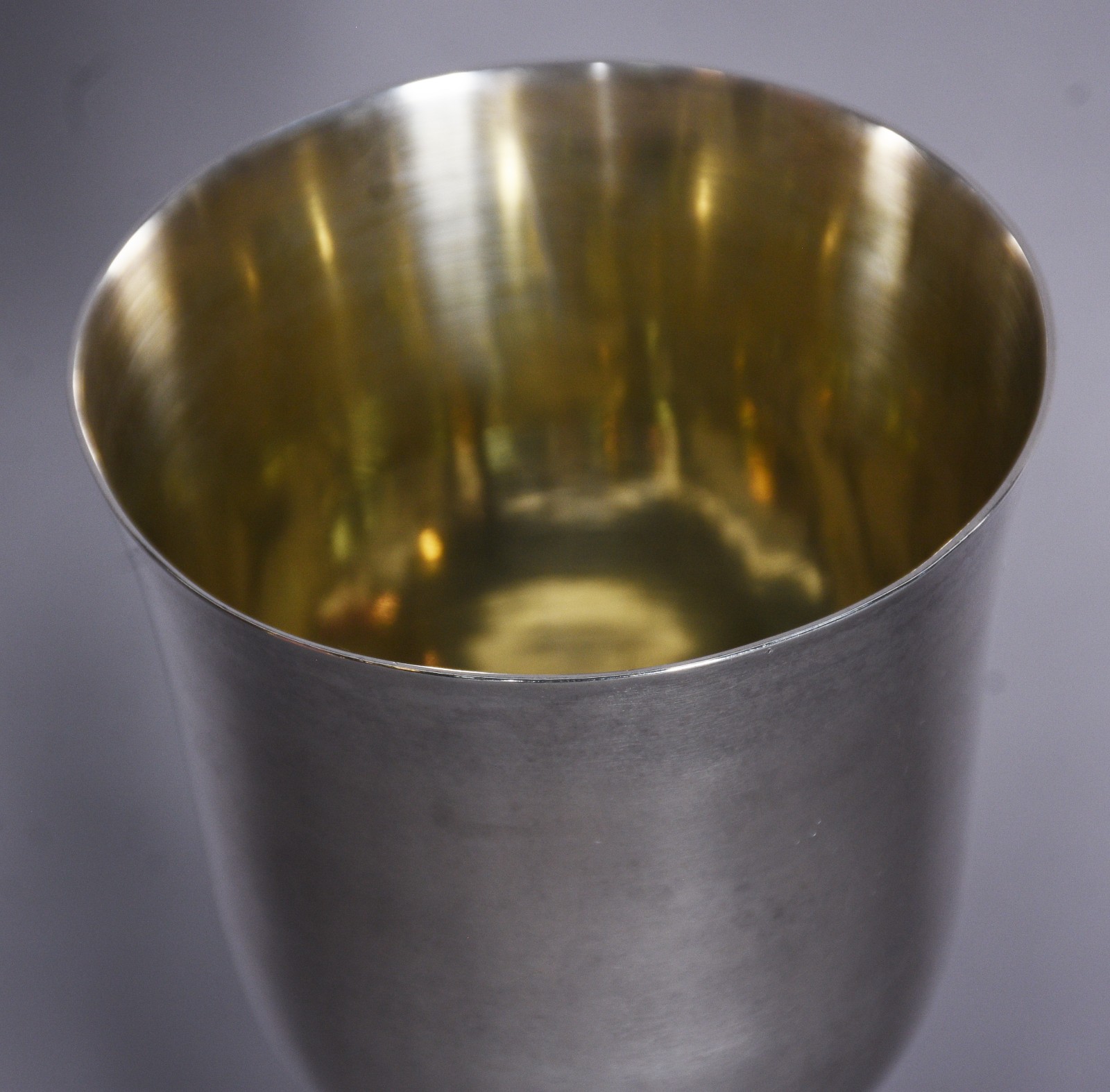 Cálice sacro de prata de lei com interior em vermeil. Não apresenta... - foto 2 de 4