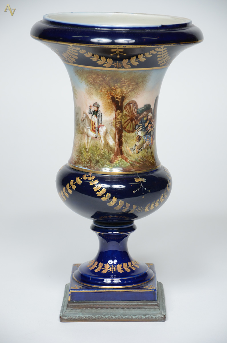 Vaso de porcelana francesa de LIMOGES, na cor azul cobalto decorado... - foto 1 de 2