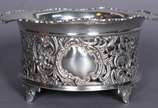 Bowl de prata inglesa contraste leão passante, ... - Bowl de prata inglesa contraste leão passante, trabalhado com guirlandas florais vazadas, fundo de madeira. Com amassados. Peso da prata: 320 g....