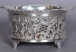 Bowl de prata inglesa contraste leão passante, ... - Bowl de prata inglesa contraste leão passante, trabalhado com guirlandas florais vazadas, fundo de madeira. Com amassados. Peso da prata: 320 g....