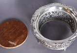 Bowl de prata inglesa contraste leão passante, ... - Bowl de prata inglesa contraste leão passante, trabalhado com guirlandas florais vazadas, fundo de madeira. Com amassados. Peso da prata: 320 g....