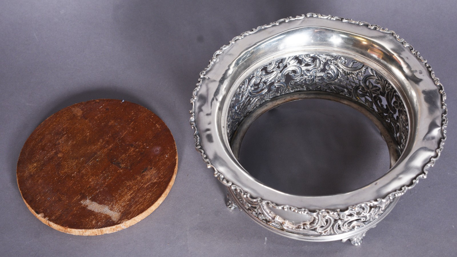 Bowl de prata inglesa contraste leão passante, trabalhado com... - foto 6 de 8