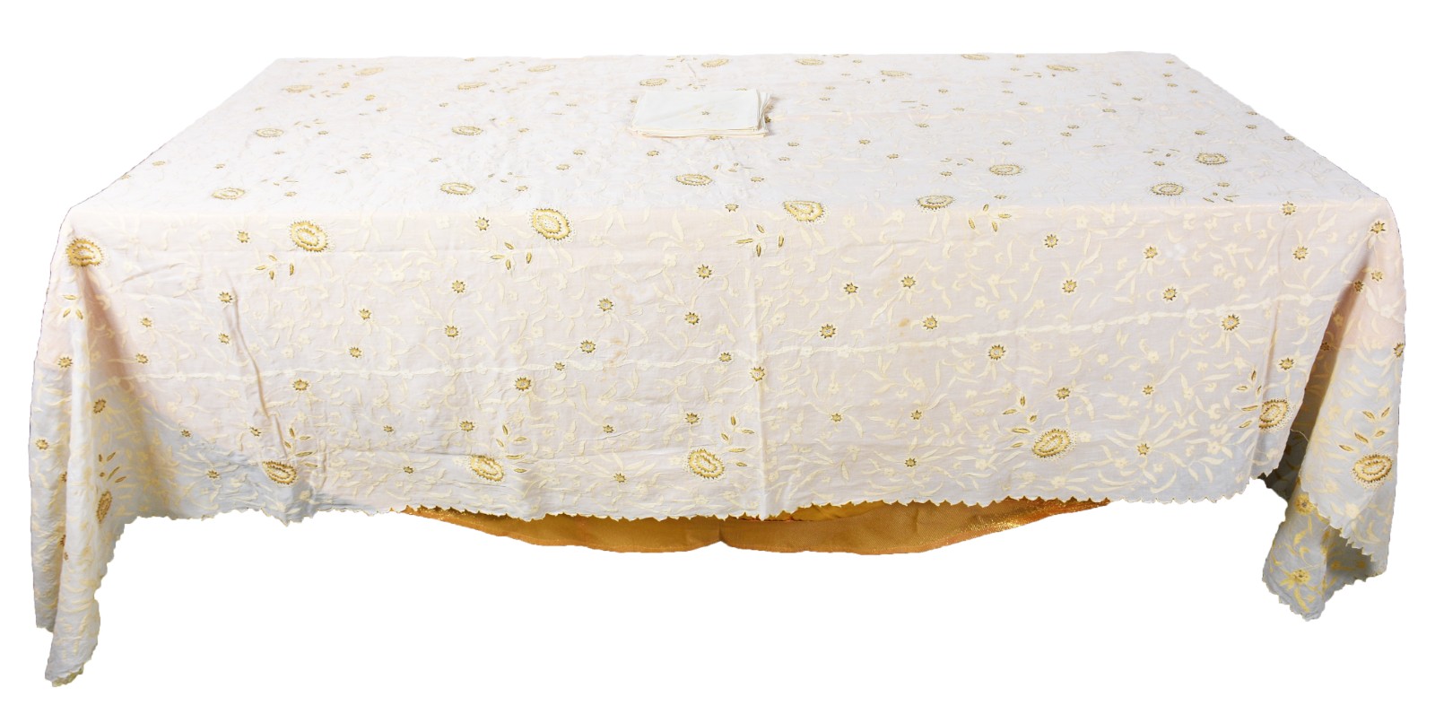 Belíssima toalha de mesa ricamente bordada em tons de amarelo... - foto 2 de 9
