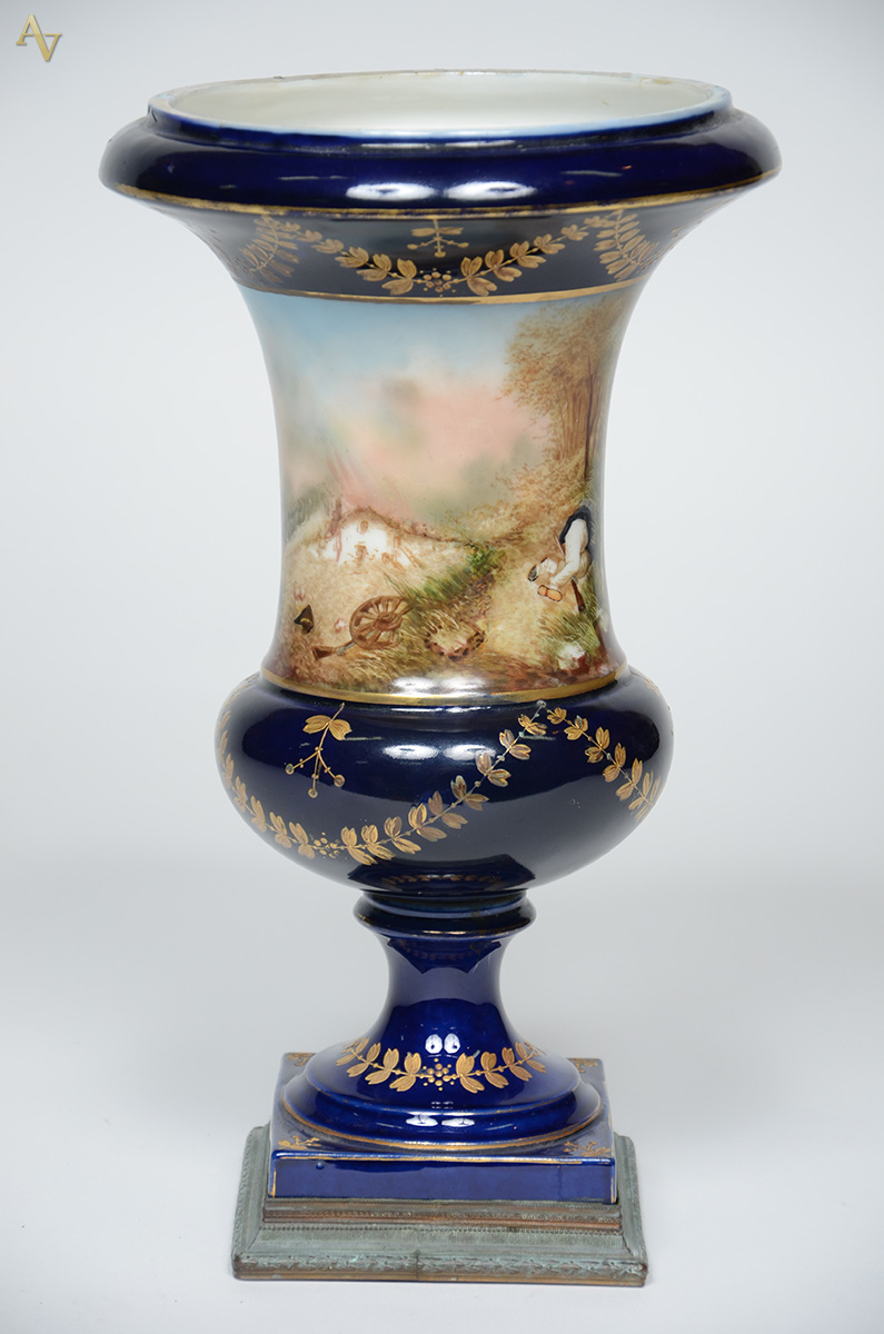 Vaso de porcelana francesa de LIMOGES, na cor azul cobalto decorado... - foto 2 de 2