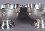 Par de grandes bowls de metal prateado Wolff co... - Par de grandes bowls de metal prateado Wolff com alças laterais na forma de argolas, bordas recortadas. Com desgastes.