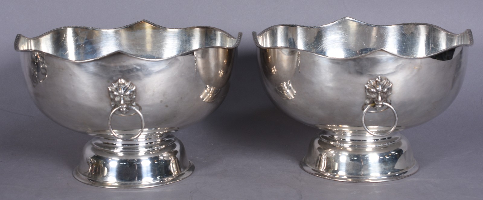 Par de grandes bowls de metal prateado Wolff com alças laterais na... - foto 1 de 6