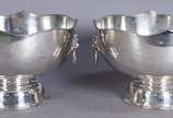 Par de grandes bowls de metal prateado Wolff co... - Par de grandes bowls de metal prateado Wolff com alças laterais na forma de argolas, bordas recortadas. Com desgastes.