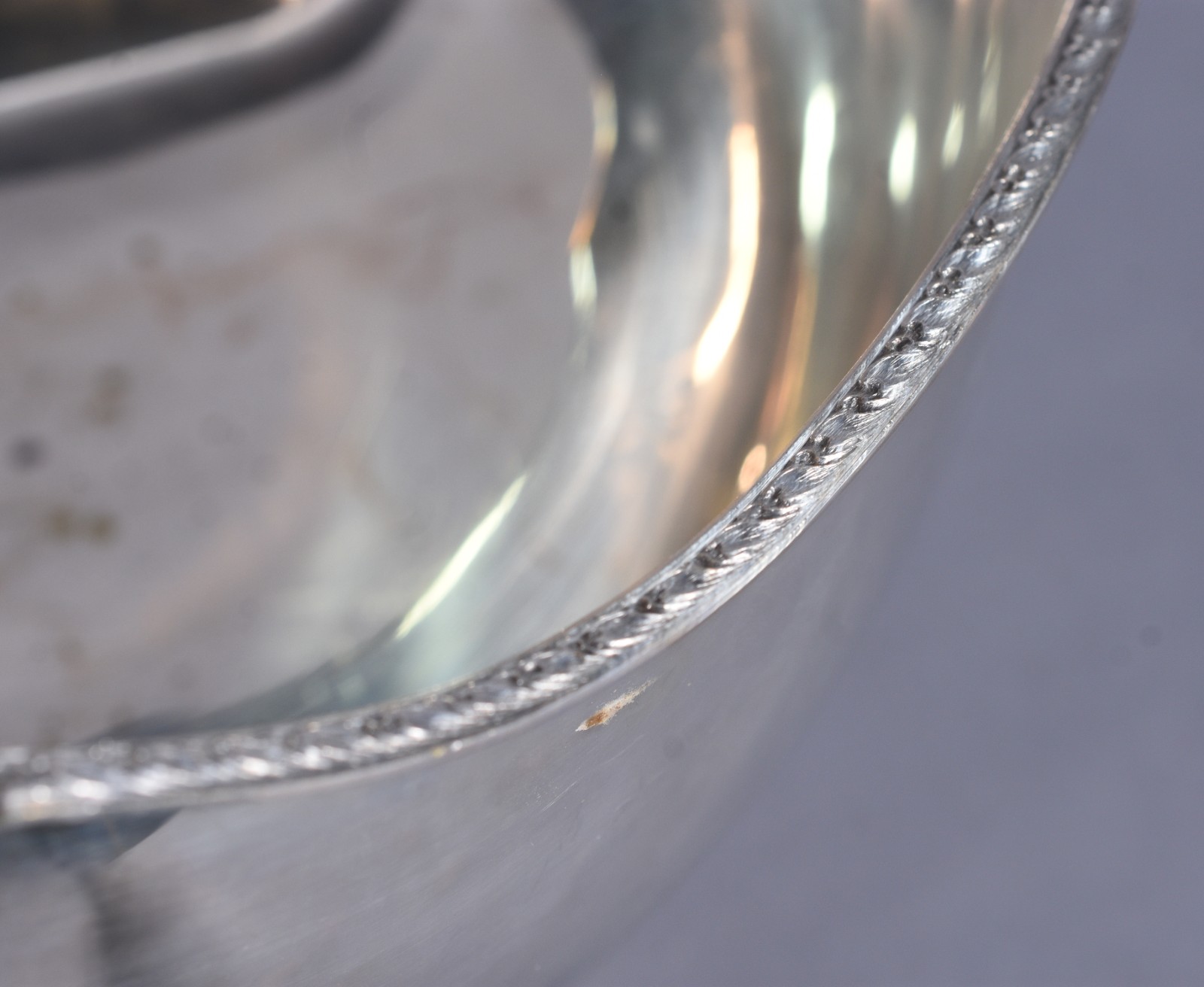 Par de grandes bowls de metal prateado Wolff com alças laterais na... - foto 4 de 6
