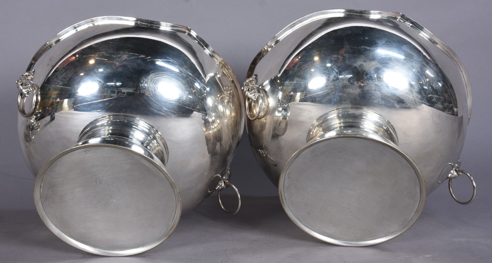 Par de grandes bowls de metal prateado Wolff com alças laterais na... - foto 5 de 6