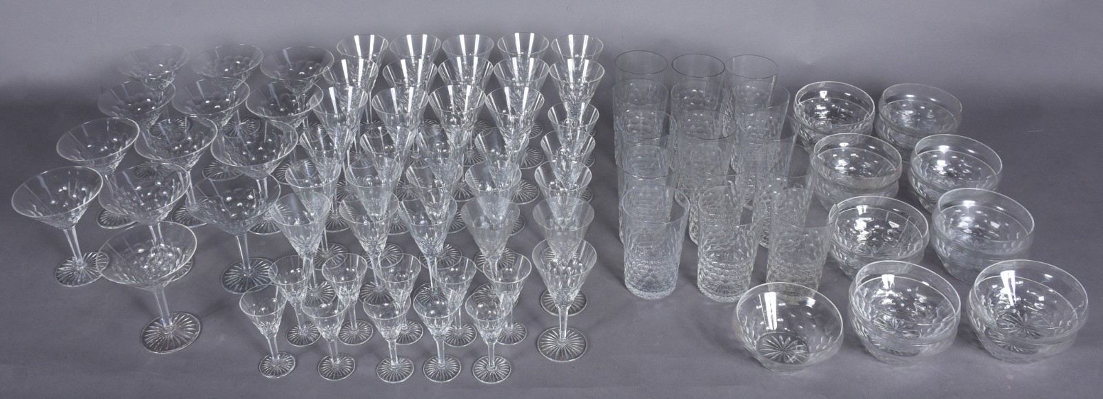 Serviço de copos de cristal lapidado, composto de: 14 taças para... - foto 1 de 11
