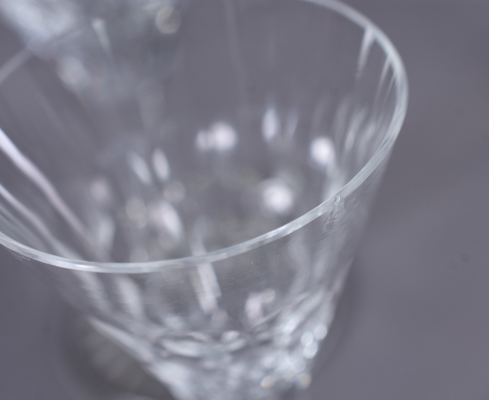 Serviço de copos de cristal lapidado, composto de: 14 taças para... - foto 11 de 11