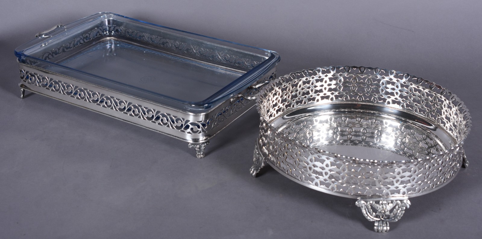 Duas peças de metal prateado, sendo porta pirex e bowl com galeria... - foto 1 de 9