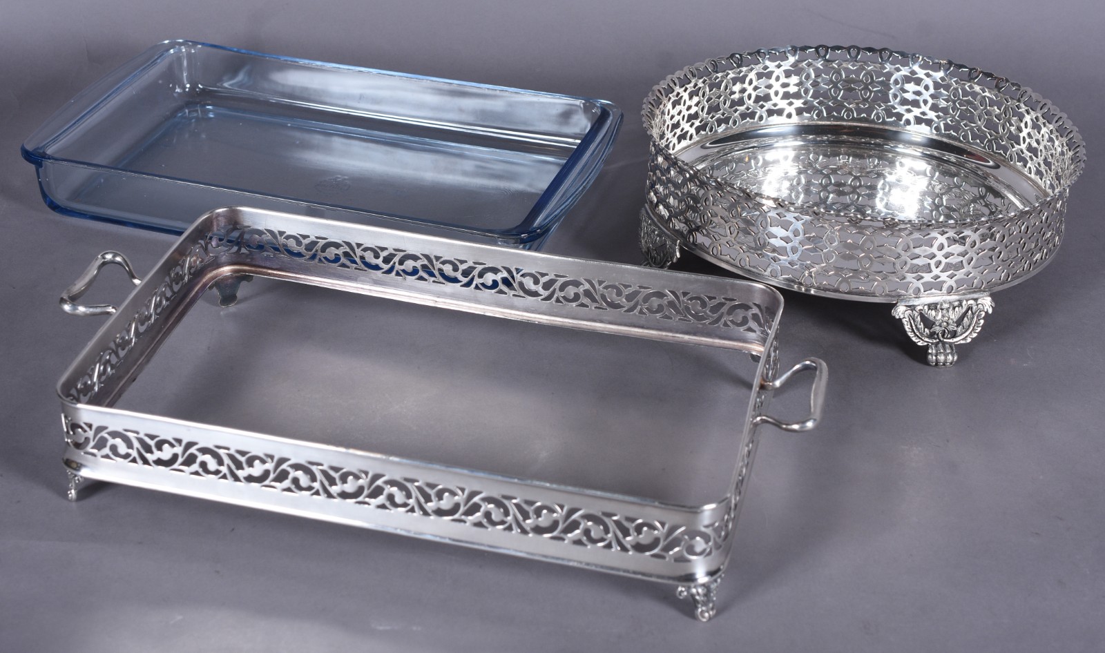 Duas peças de metal prateado, sendo porta pirex e bowl com galeria... - foto 3 de 9