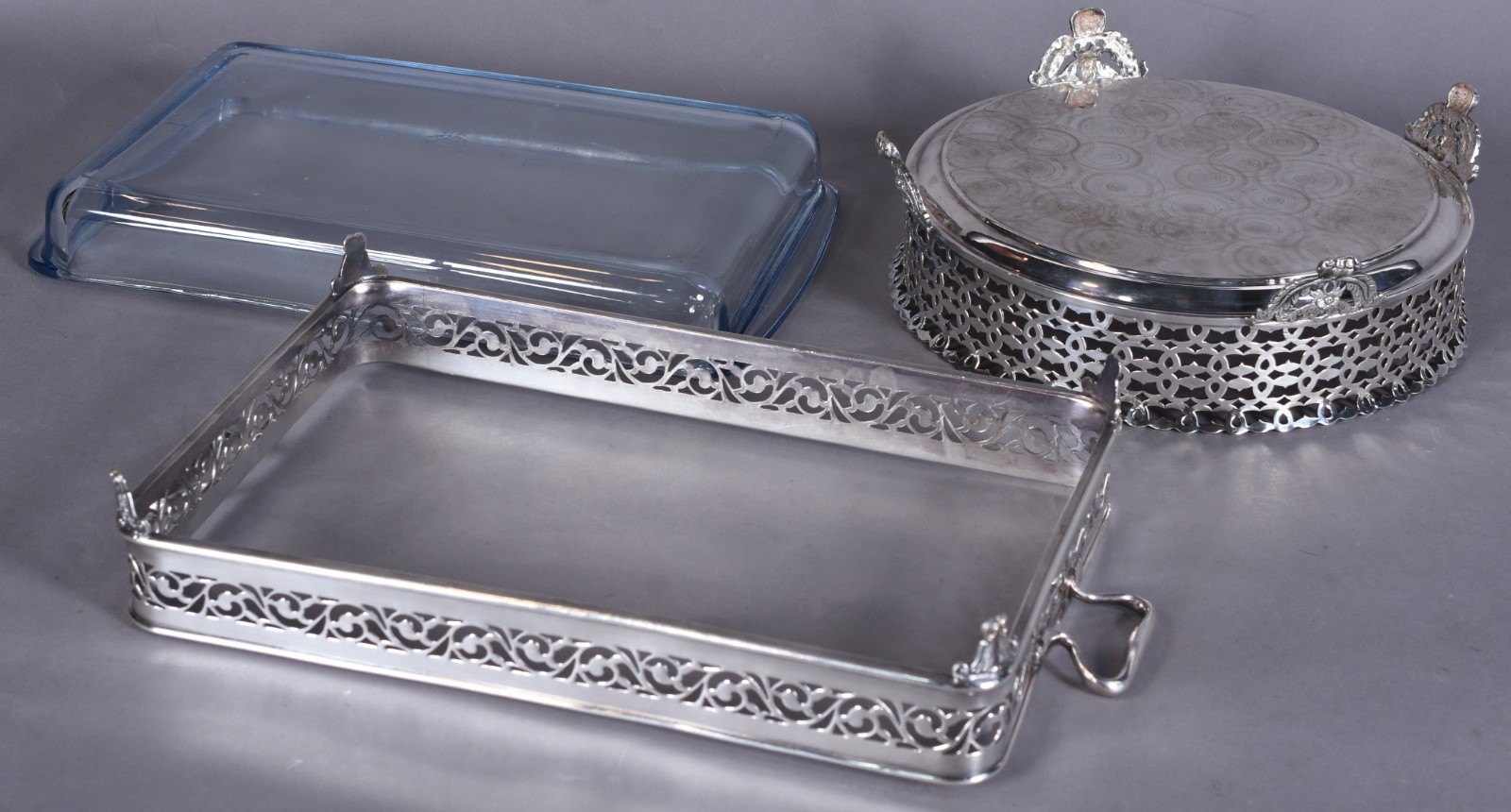 Duas peças de metal prateado, sendo porta pirex e bowl com galeria... - foto 4 de 9