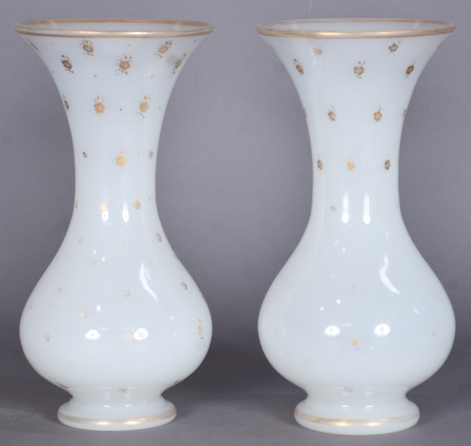Par de belíssimos e antigos vasos de opalina francesa na cor branca... - foto 1 de 6