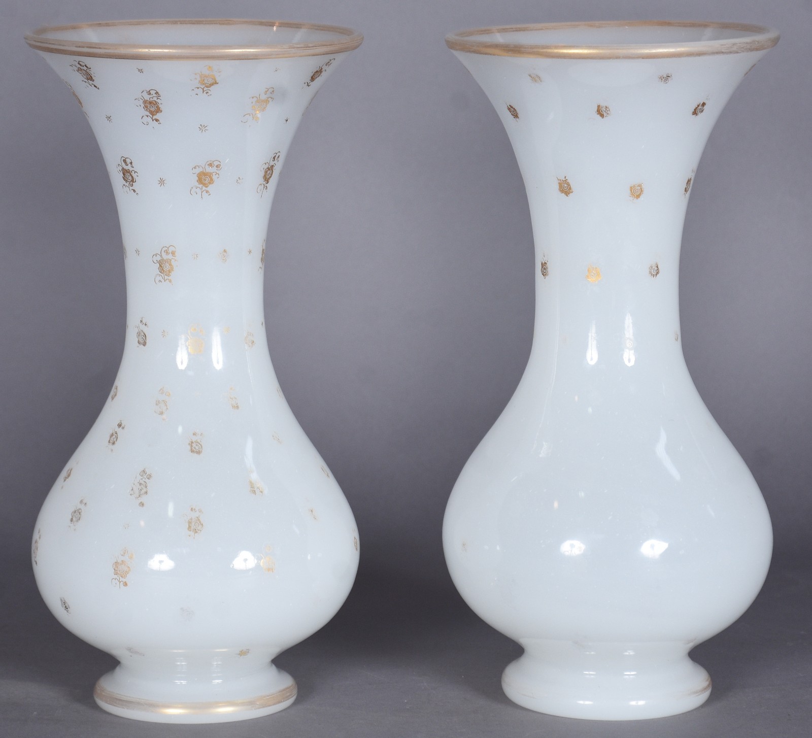 Par de belíssimos e antigos vasos de opalina francesa na cor branca... - foto 2 de 6