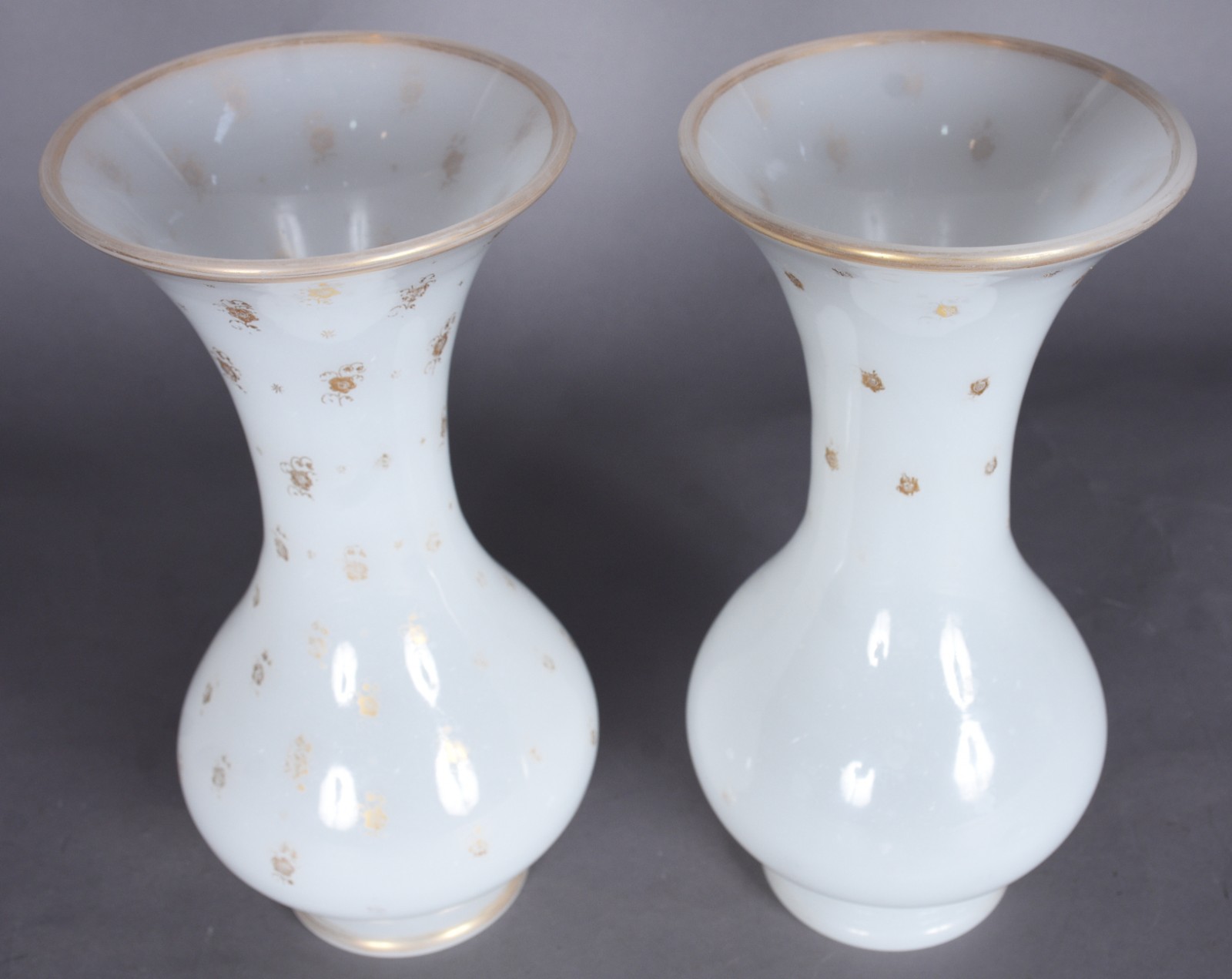 Par de belíssimos e antigos vasos de opalina francesa na cor branca... - foto 3 de 6