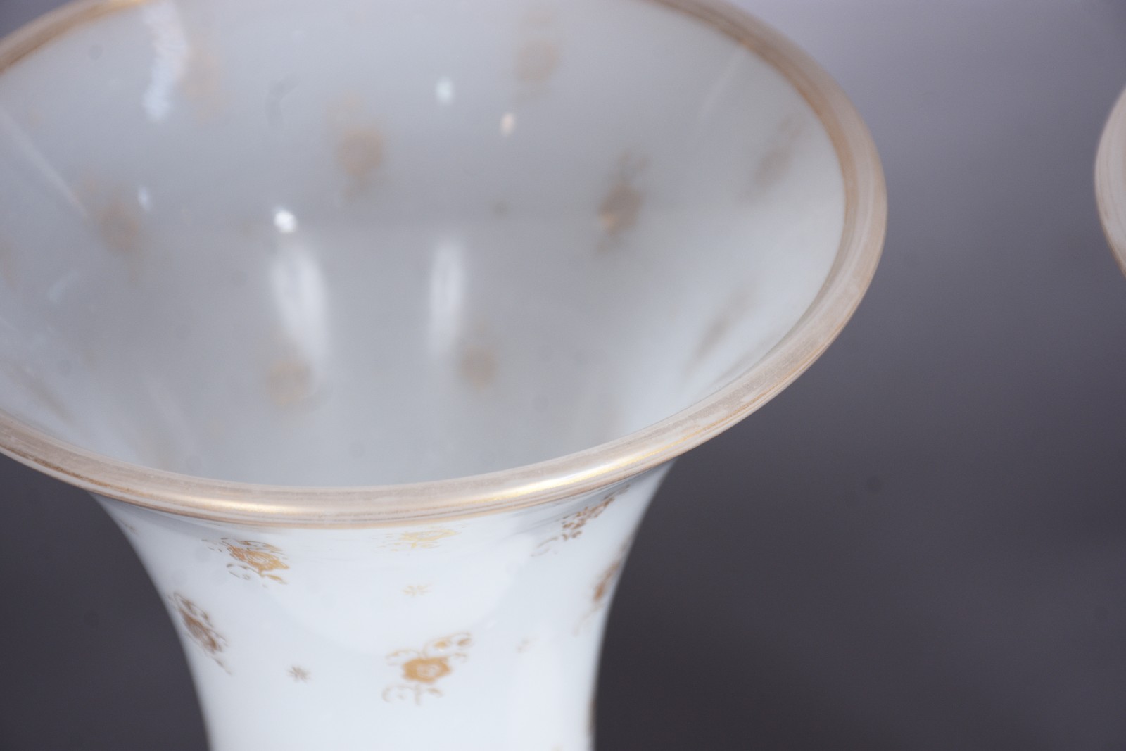 Par de belíssimos e antigos vasos de opalina francesa na cor branca... - foto 4 de 6