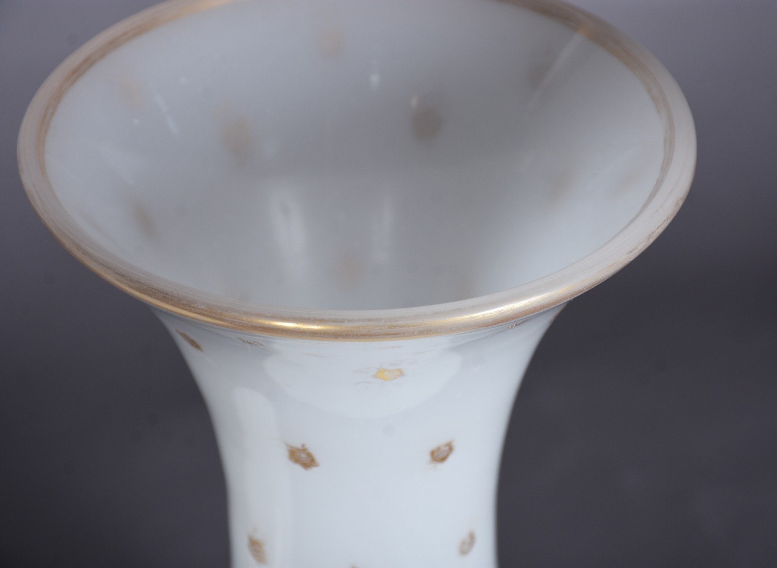 Par de belíssimos e antigos vasos de opalina francesa na cor branca... - foto 5 de 6