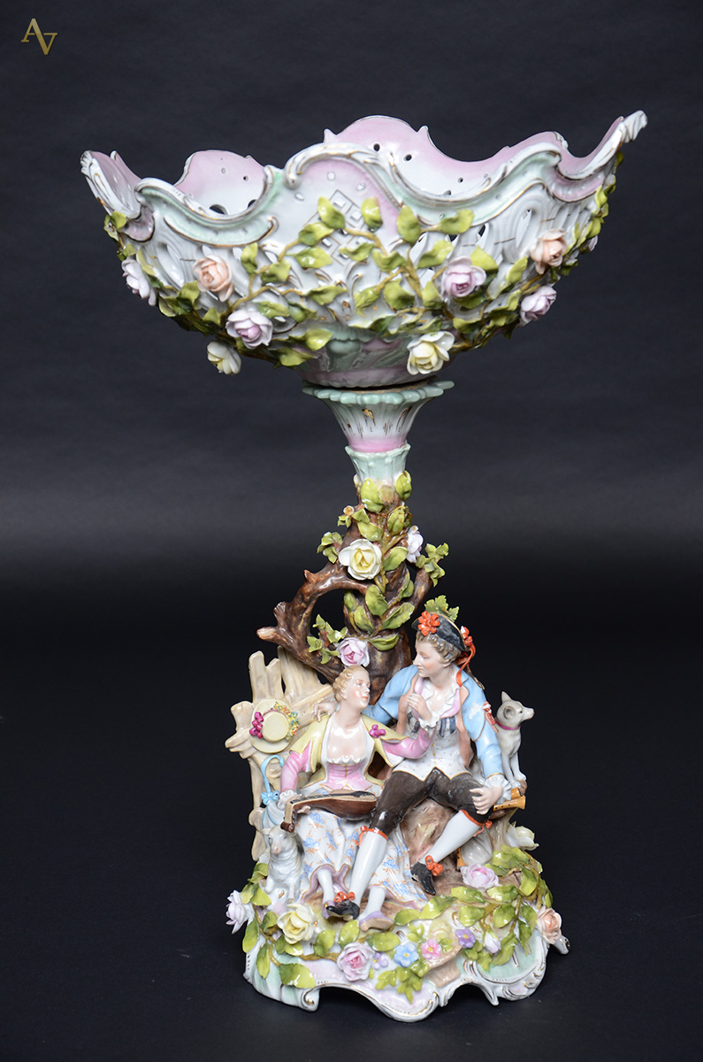 Fruteira de porcelana alemã de Dresden, base com figuras de... - foto 1 de 2