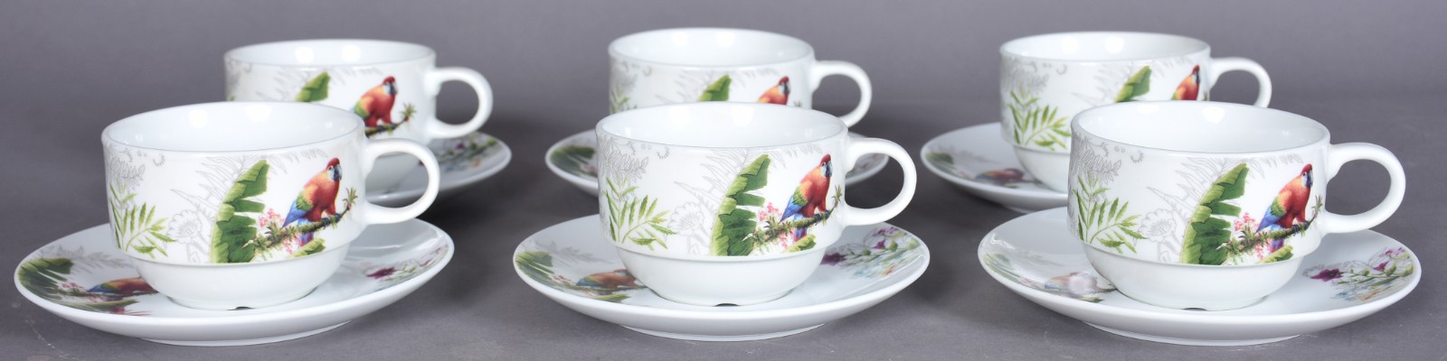 Seis xícaras de chá com pires de porcelana com aves e folhagens em... - foto 2 de 9