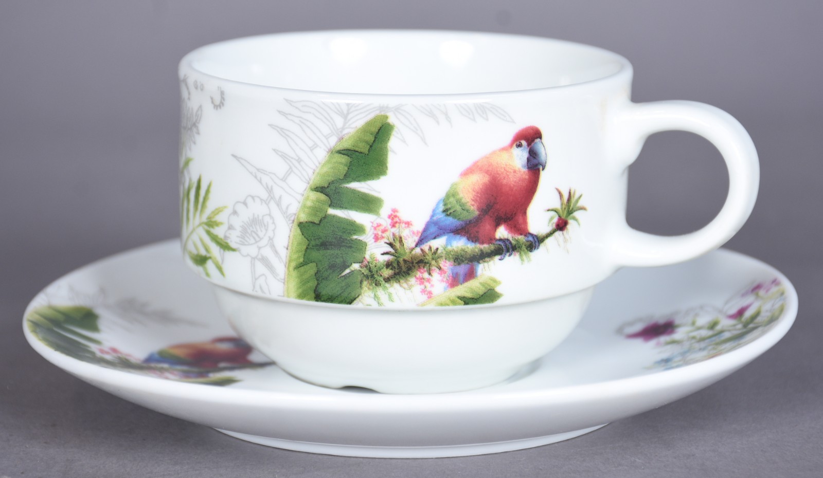 Seis xícaras de chá com pires de porcelana com aves e folhagens em... - foto 3 de 9
