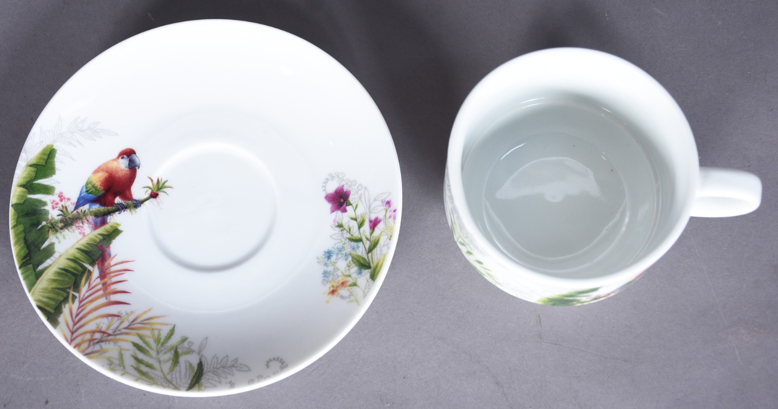 Seis xícaras de chá com pires de porcelana com aves e folhagens em... - foto 4 de 9