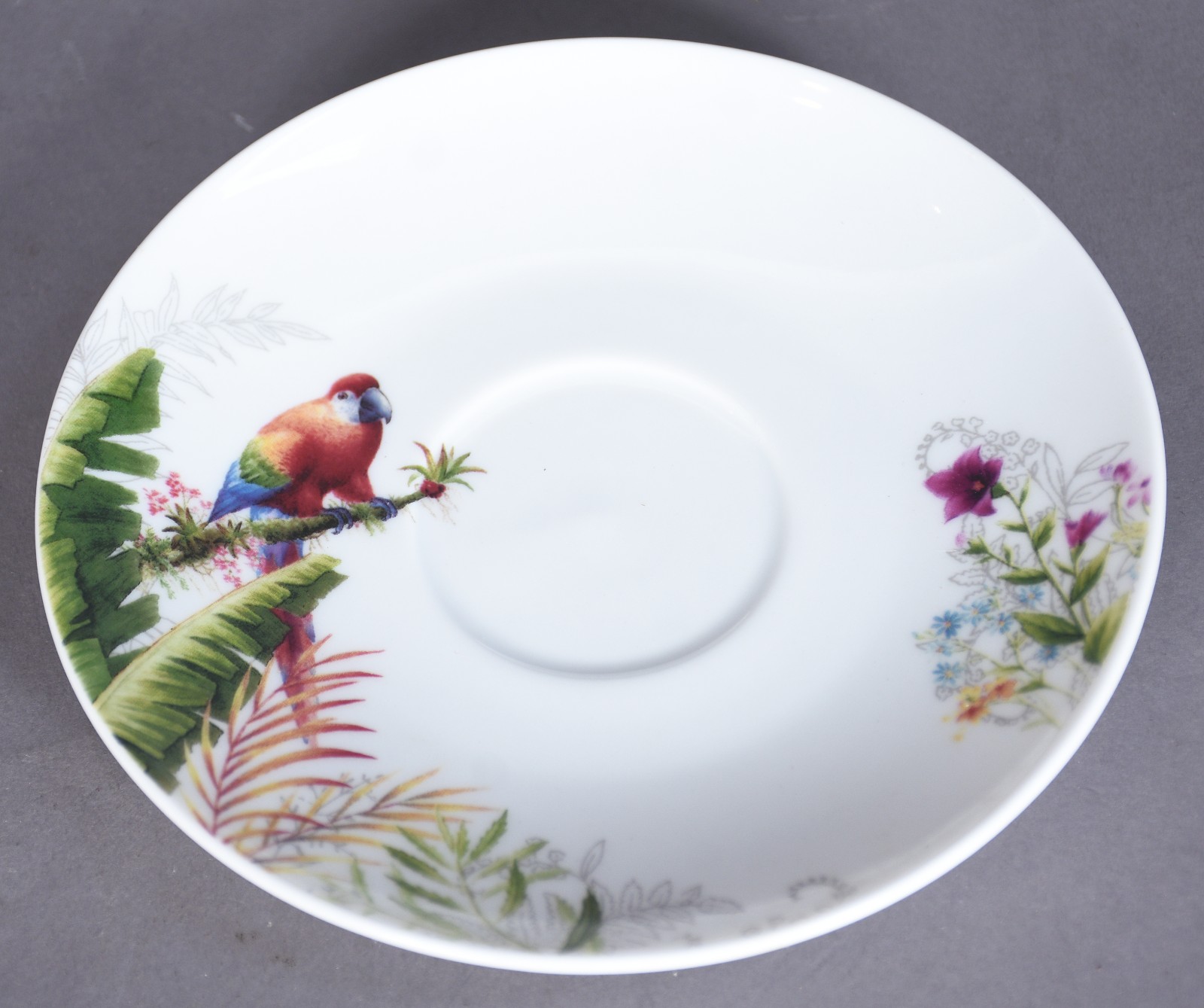 Seis xícaras de chá com pires de porcelana com aves e folhagens em... - foto 6 de 9