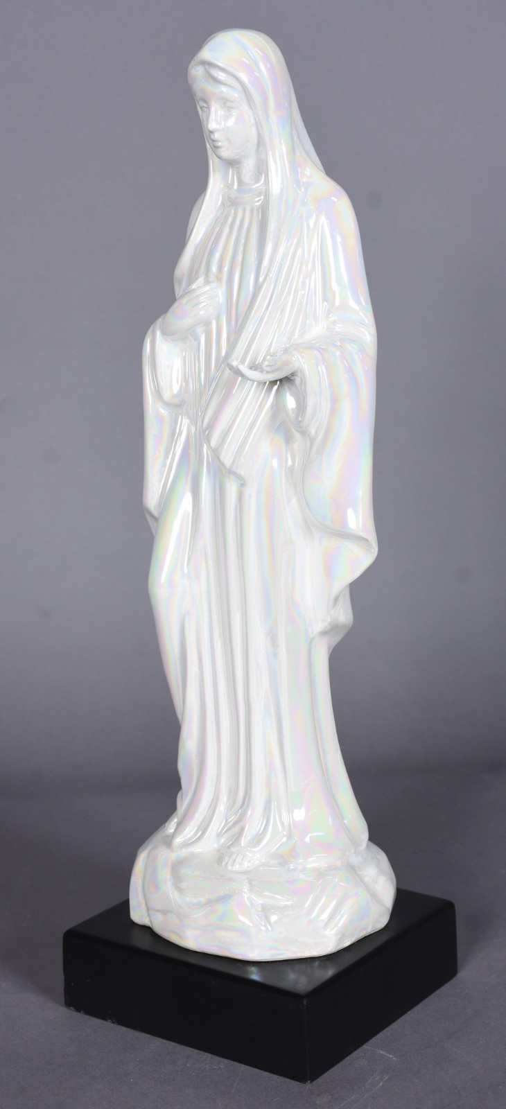 Estatueta de cerâmica perolada representando Nossa Senhora. - foto 1 de 6