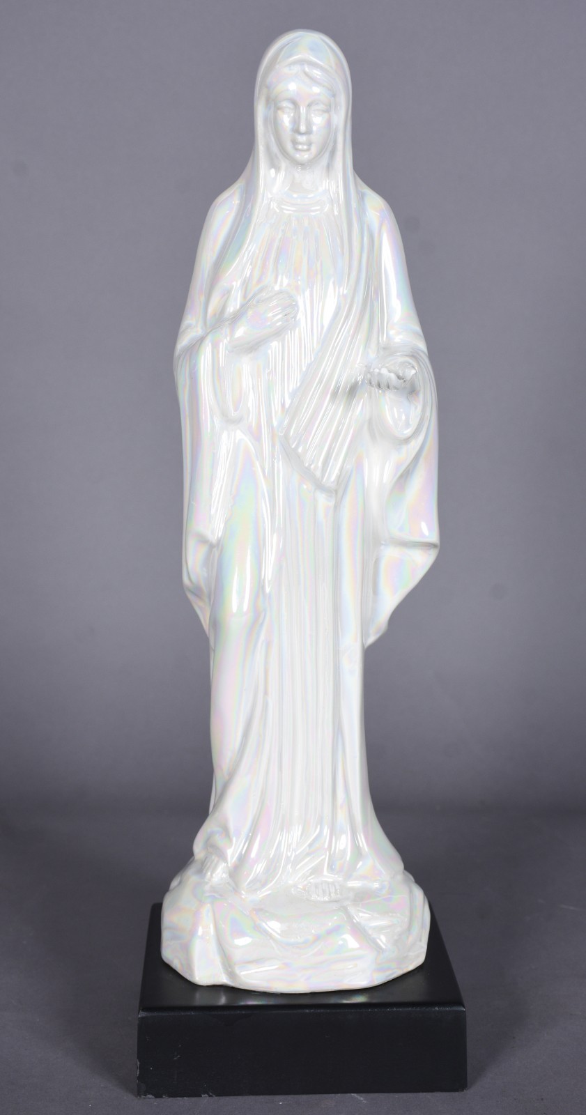 Estatueta de cerâmica perolada representando Nossa Senhora. - foto 2 de 6