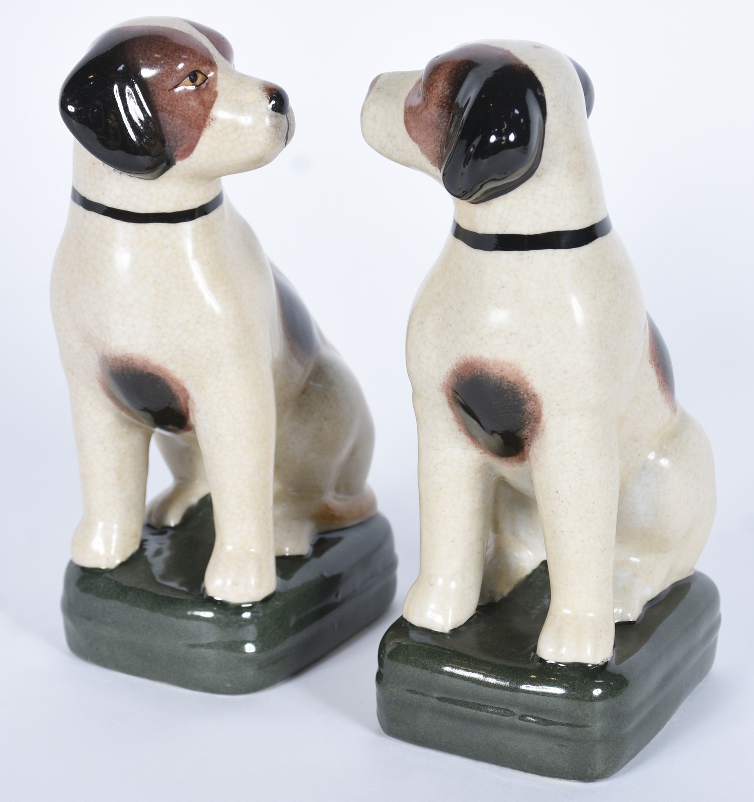 Par de estatuetas de porcelana policromada representando cachorros. - foto 1 de 7
