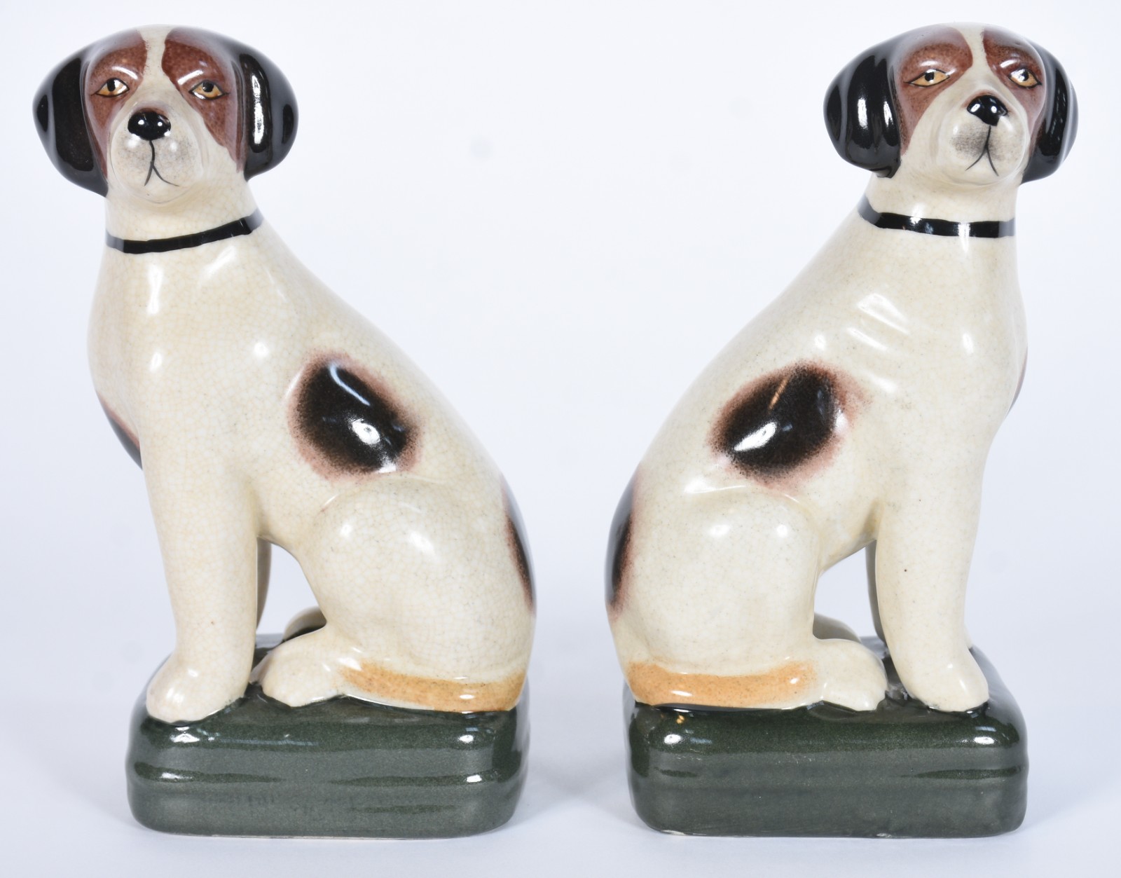 Par de estatuetas de porcelana policromada representando cachorros. - foto 2 de 7