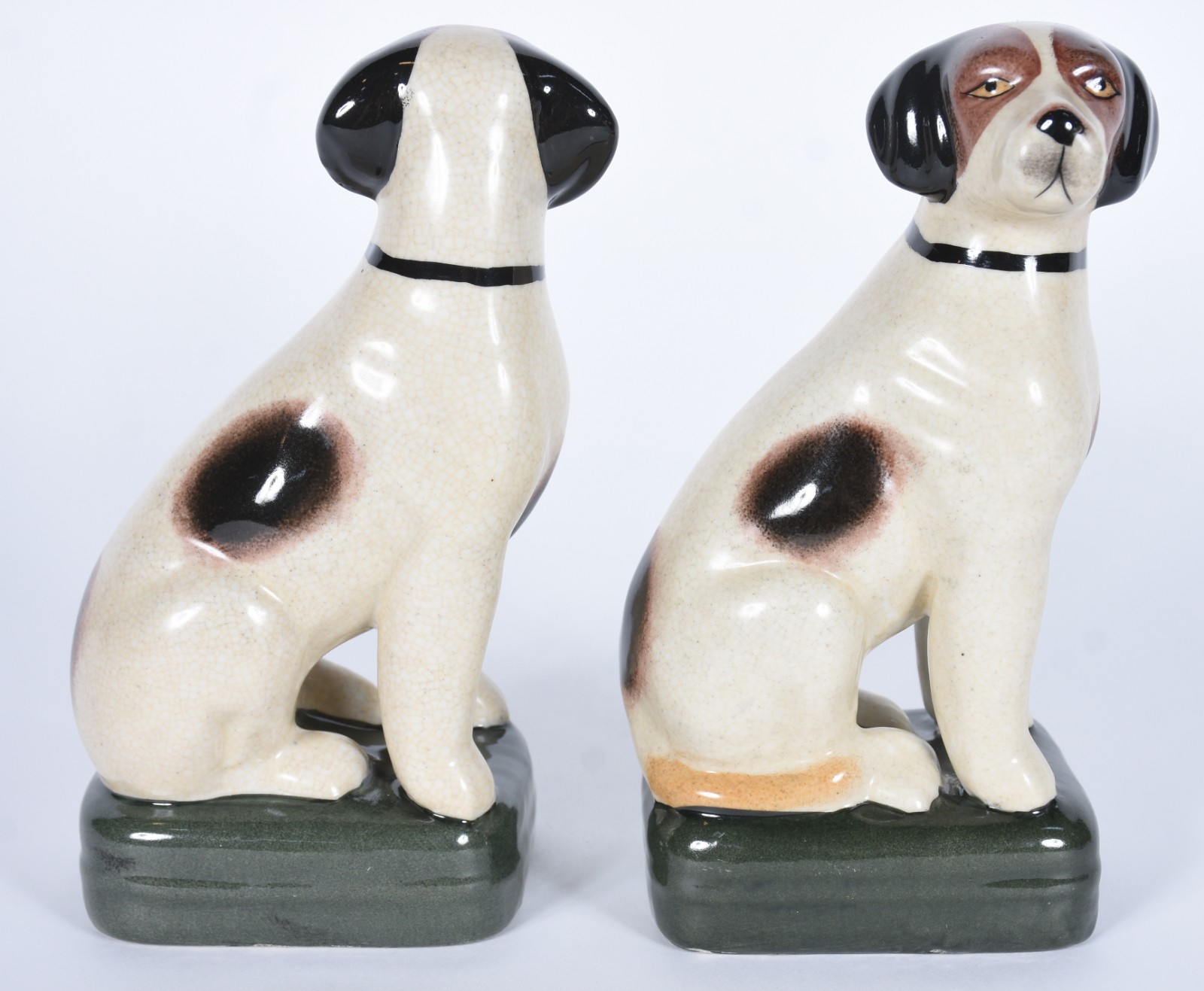 Par de estatuetas de porcelana policromada representando cachorros. - foto 3 de 7