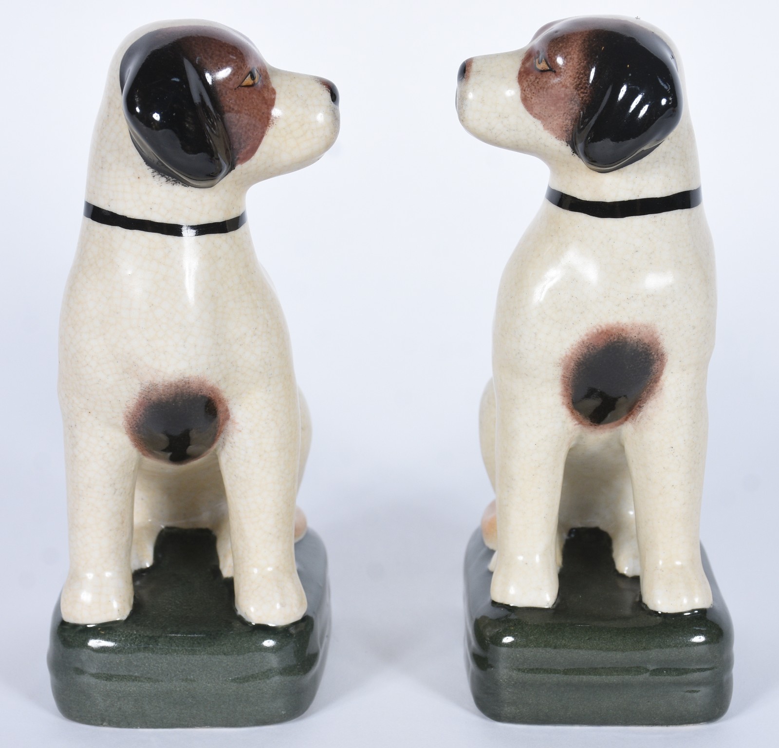 Par de estatuetas de porcelana policromada representando cachorros. - foto 4 de 7