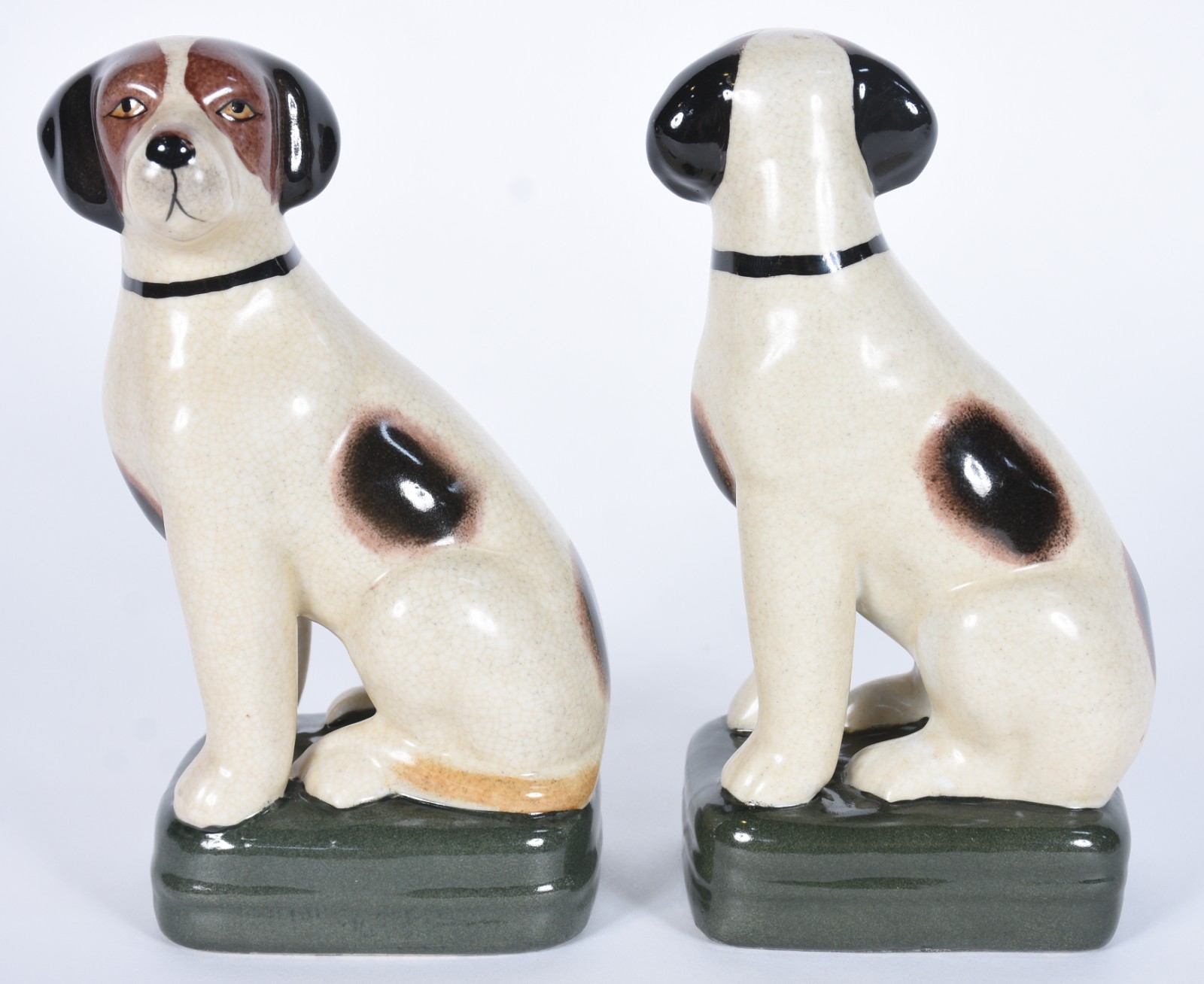 Par de estatuetas de porcelana policromada representando cachorros. - foto 5 de 7