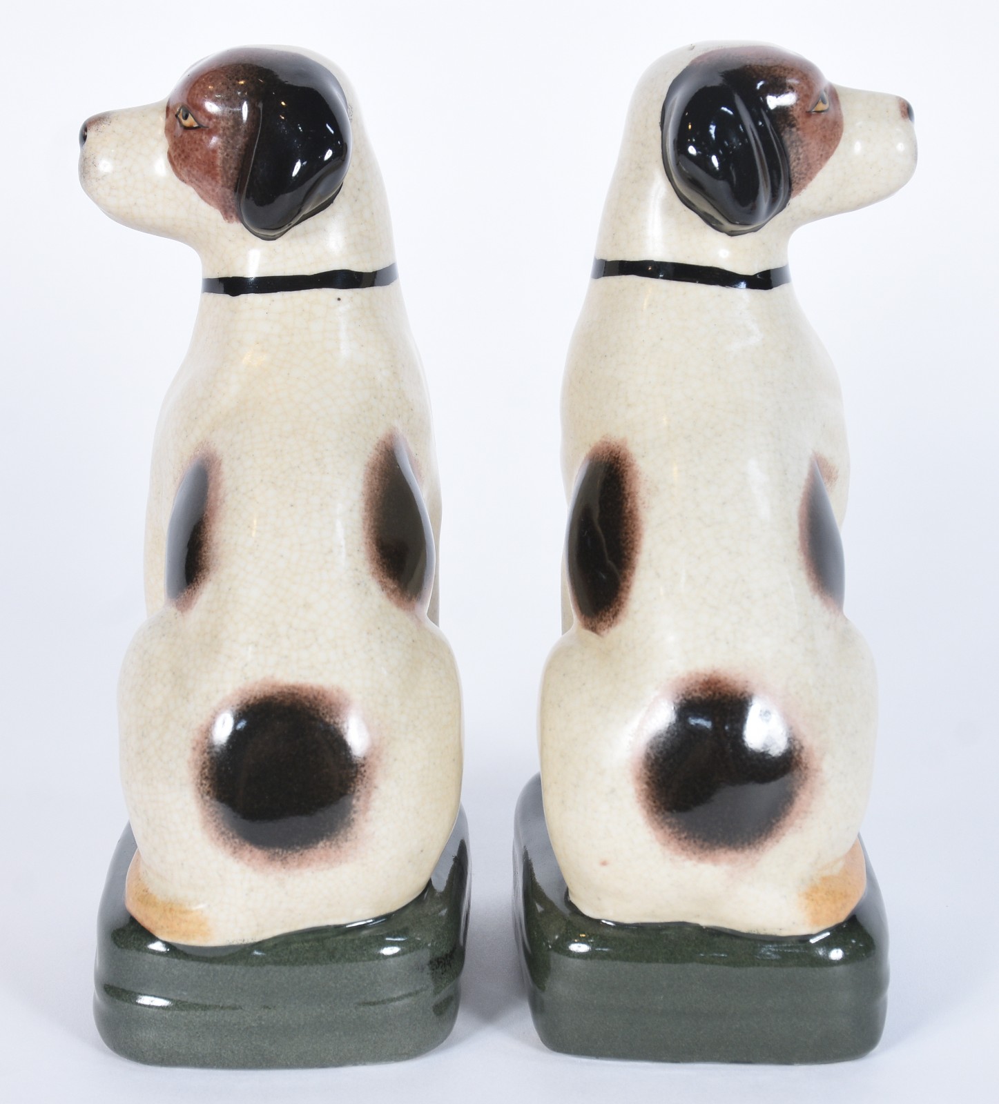 Par de estatuetas de porcelana policromada representando cachorros. - foto 6 de 7