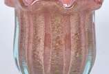 Centro de mesa de vidro decorativo na cor rosa. - Centro de mesa de vidro decorativo na cor rosa.