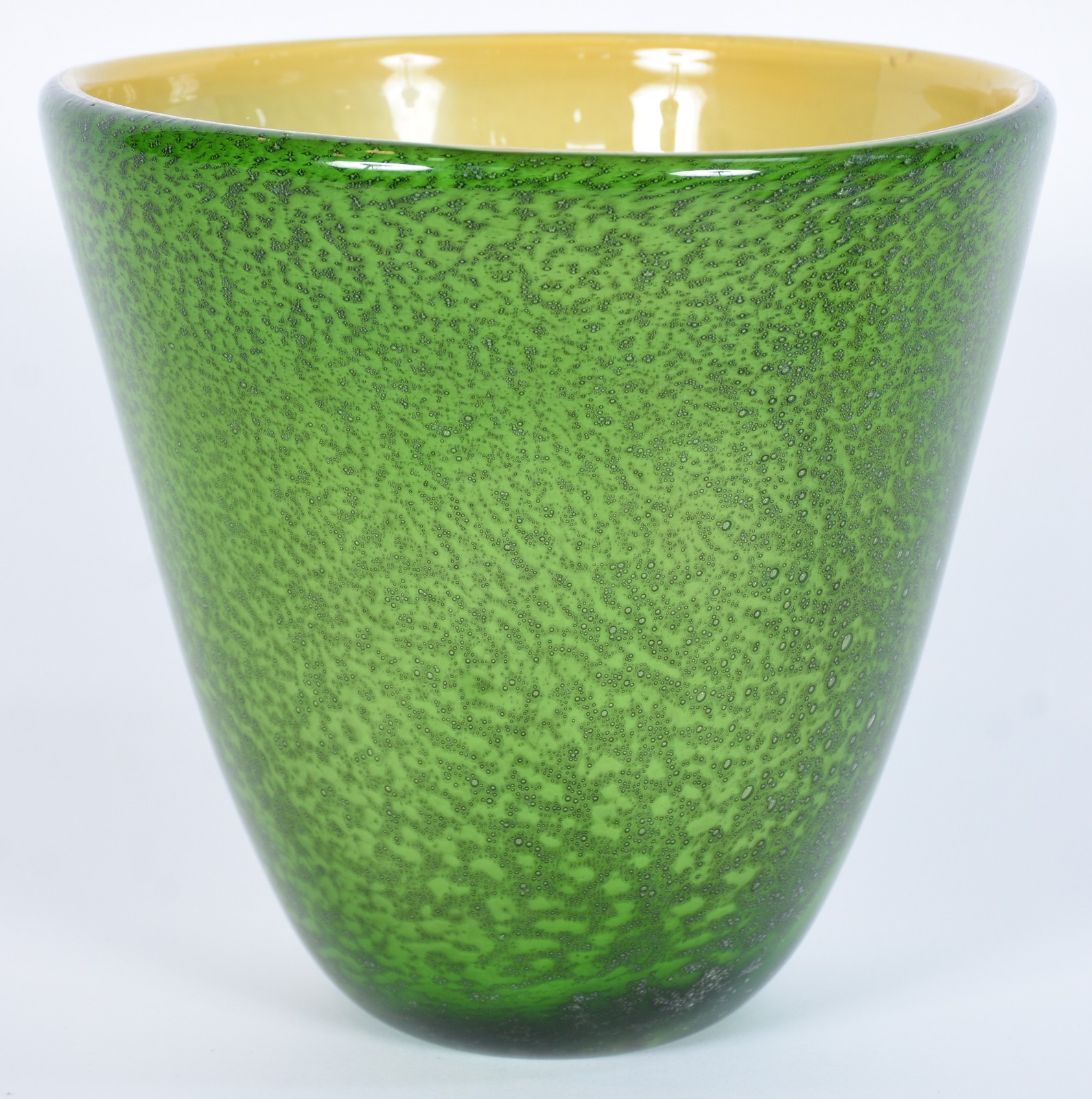 Vaso de vidro decorativo na cor verde. - foto 1 de 5
