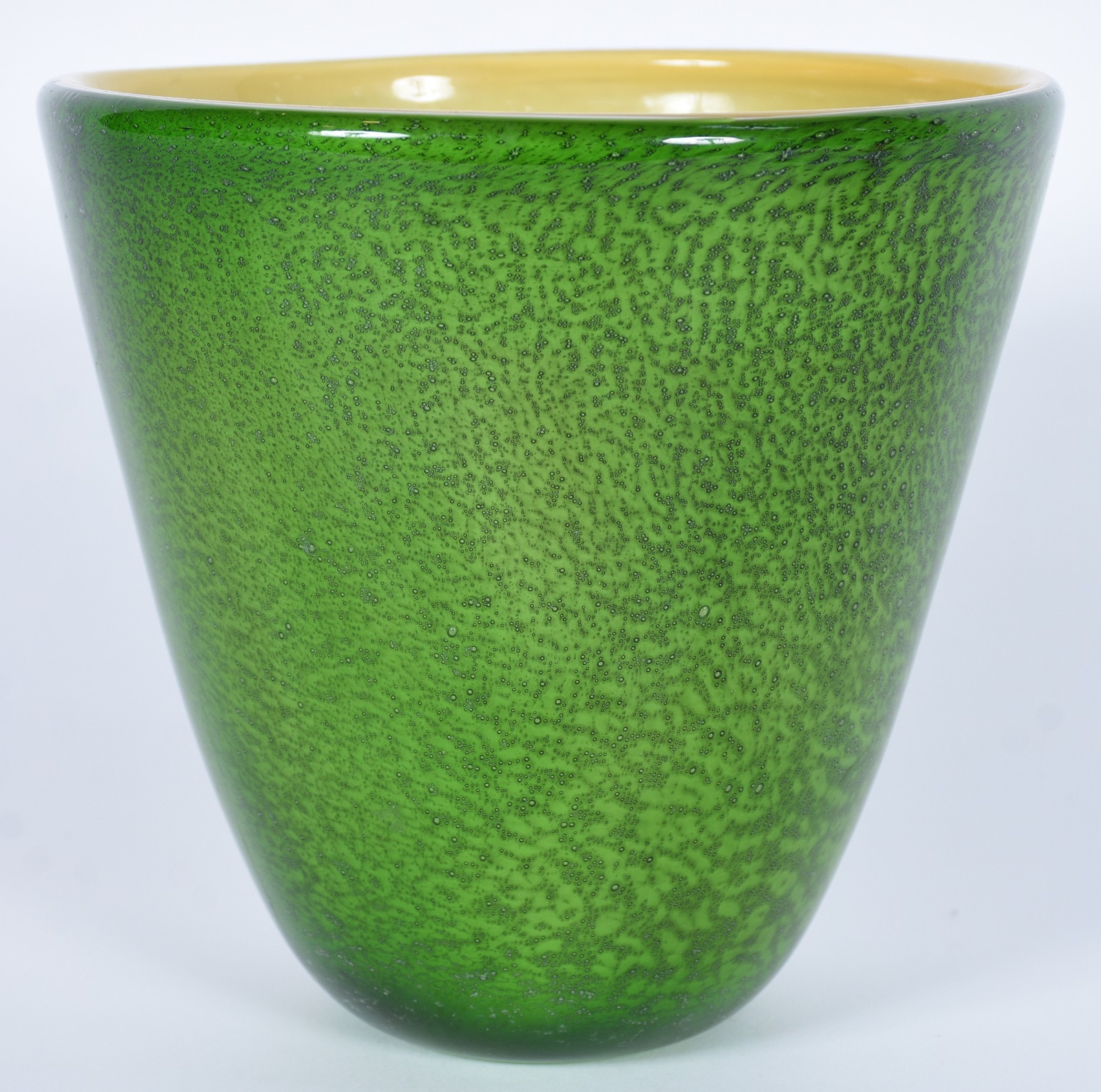 Vaso de vidro decorativo na cor verde. - foto 2 de 5