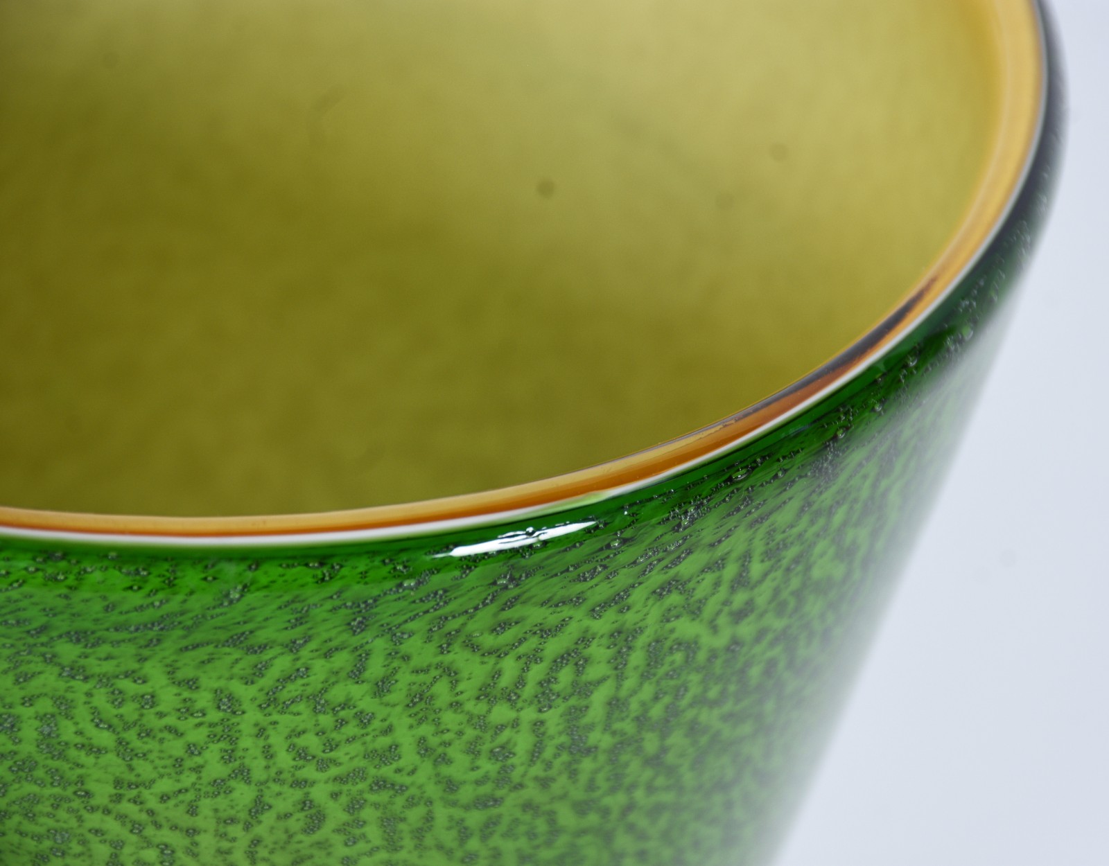 Vaso de vidro decorativo na cor verde. - foto 3 de 5