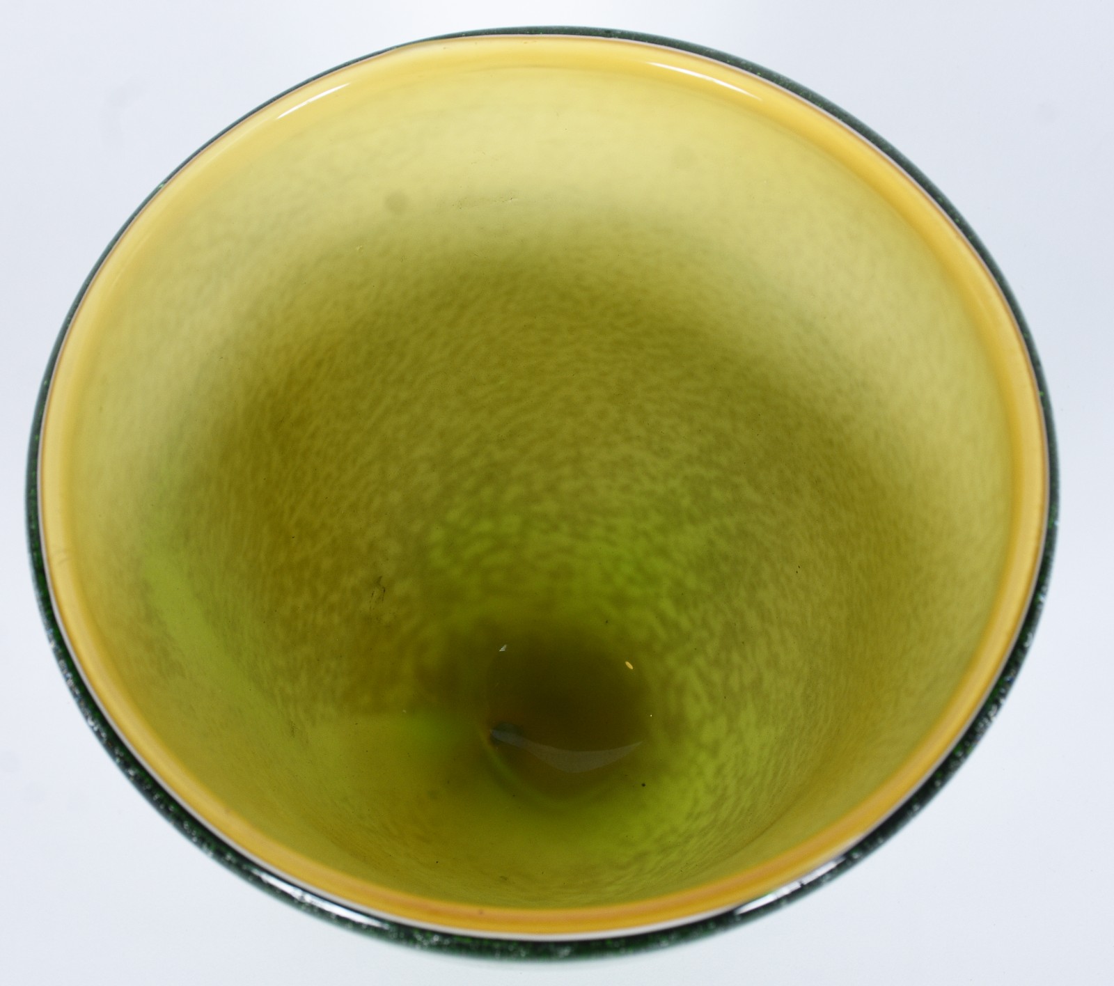 Vaso de vidro decorativo na cor verde. - foto 4 de 5