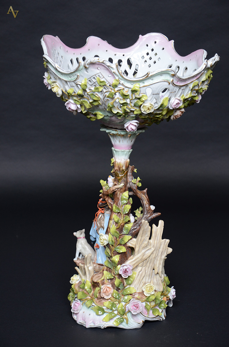 Fruteira de porcelana alemã de Dresden, base com figuras de... - foto 2 de 2