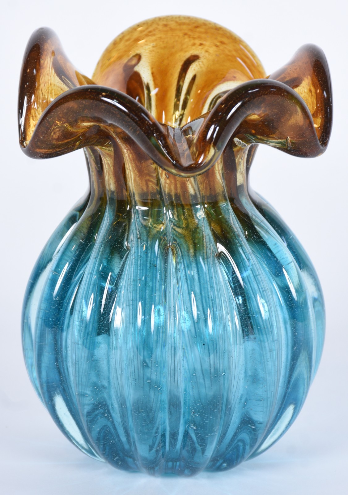 Vaso de vidro decorativo na cor azul e âmbar trabalhado em gomos... - foto 1 de 4
