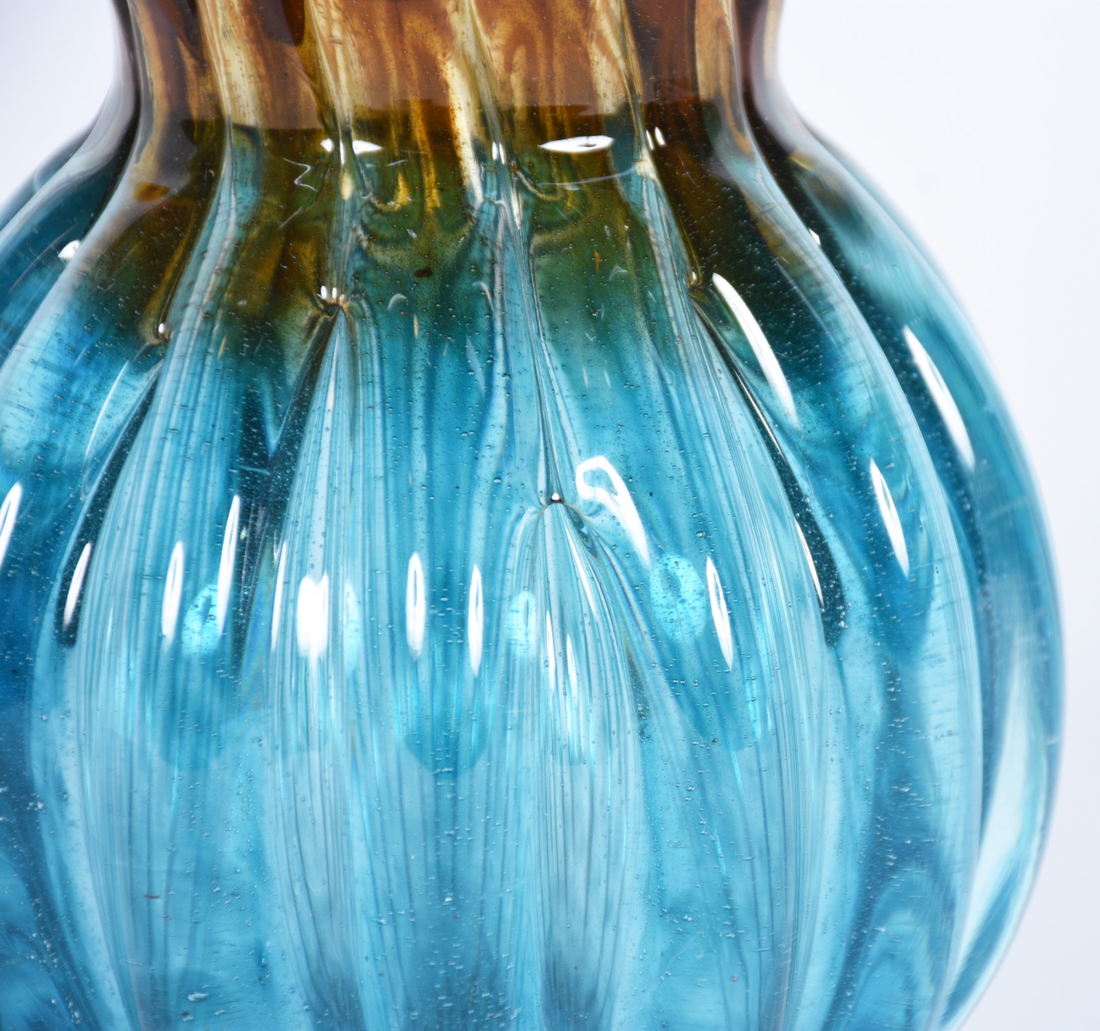 Vaso de vidro decorativo na cor azul e âmbar trabalhado em gomos... - foto 2 de 4