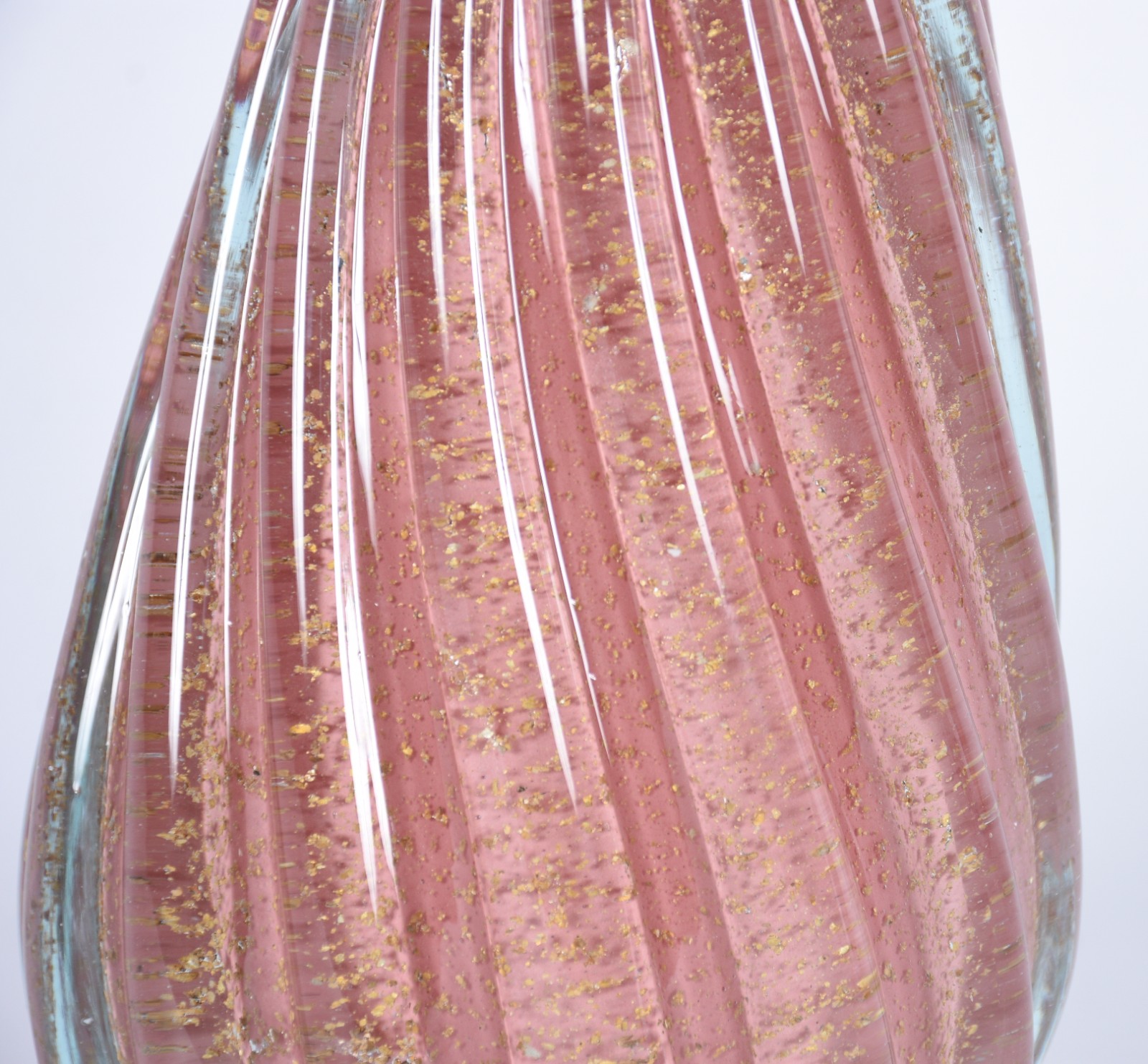 Vaso de vidro decorativo na cor rosa com pó de ouro trabalhado em... - foto 2 de 5