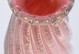 Vaso de vidro decorativo na cor rosa com pó de ... - Vaso de vidro decorativo na cor rosa com pó de ouro trabalhado em gomos retorcidos.