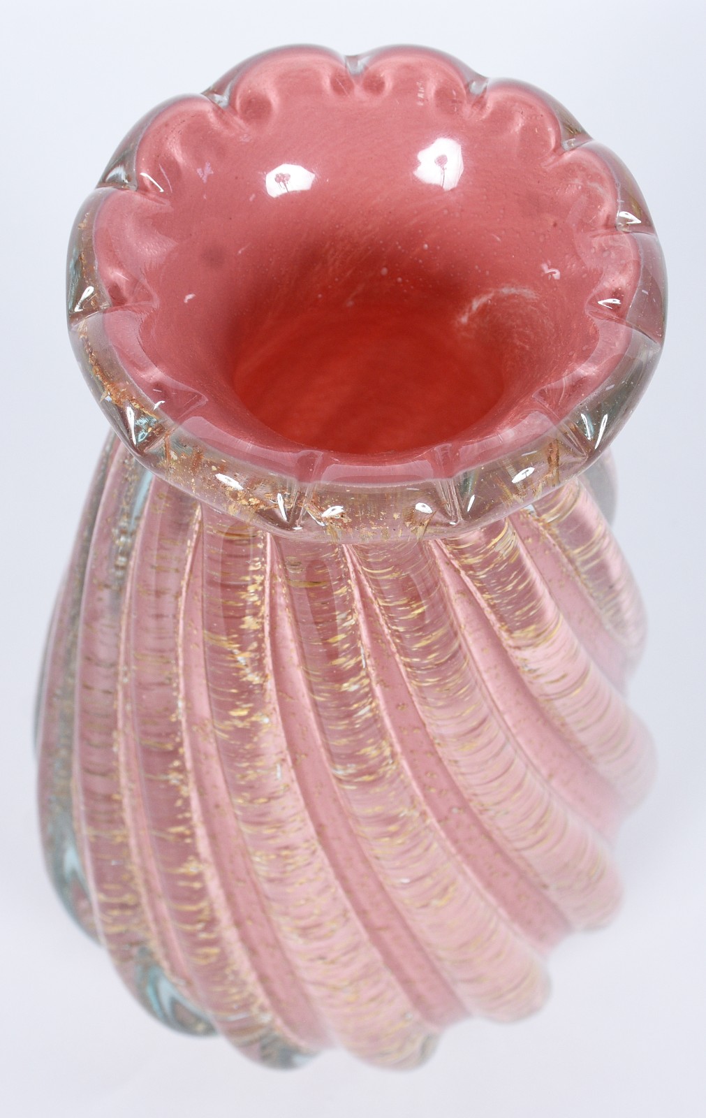 Vaso de vidro decorativo na cor rosa com pó de ouro trabalhado em... - foto 3 de 5